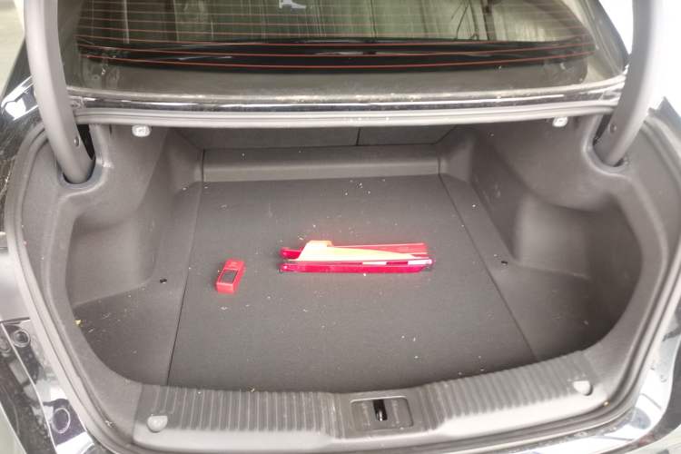 Used Hongqi H5 2025 2.0T Automatic Flag Edition – 500 000 Units Commemorative Version