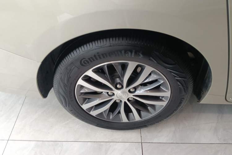 Used Buick GL8 2023 ES Lu Zun Comfort Model Right Rear Wheel Hub