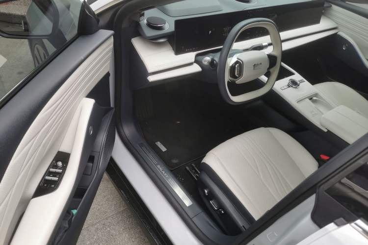 Used Geely Galaxy E8 2024 665 km Range Rear-Drive Starship Long-Range Version