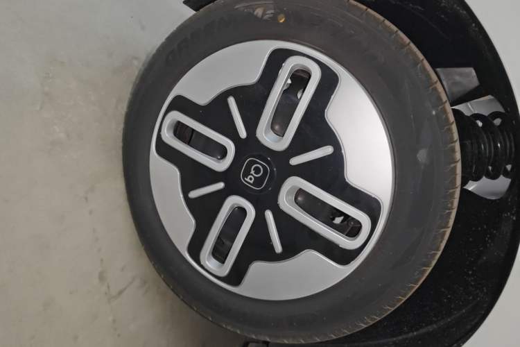 Used Chery QQ Domi 2025 Model 405km Comfort Edition Left Front Wheel Hub