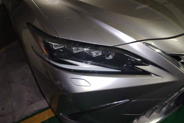 Used Lexus ES 2022 300h Silver Glow Limited Edition
