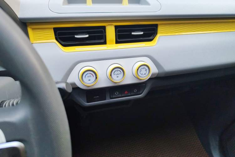 Used Chery QQ Ice Cream 2022 170km Sundae Phosphate Lithium-Ion Audio And AC Panel