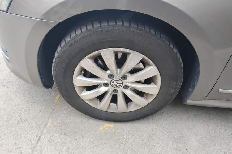 Used Volkswagen Passat 2014 1.8TSI DSG Prestige Edition Left Front Wheel Hub