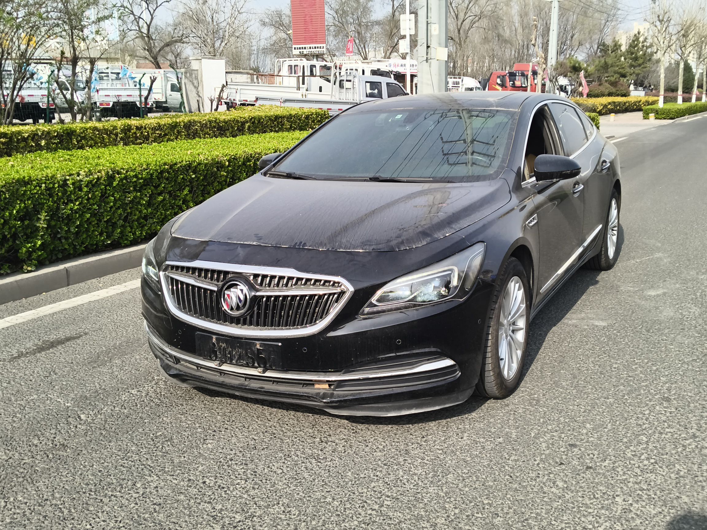 تحت مقدمة السيارة