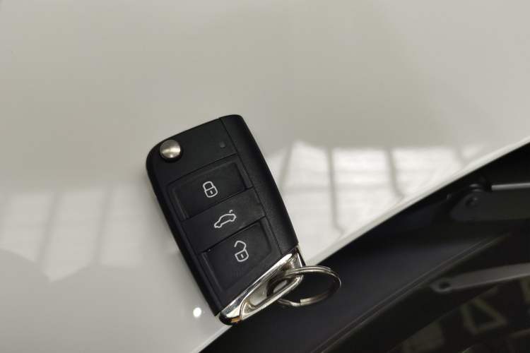 Used Volkswagen Tiguan L 2022 380TSI Automatic All-Wheel Drive R-Line Enhanced Comfort 7-Seater Vehicle Key