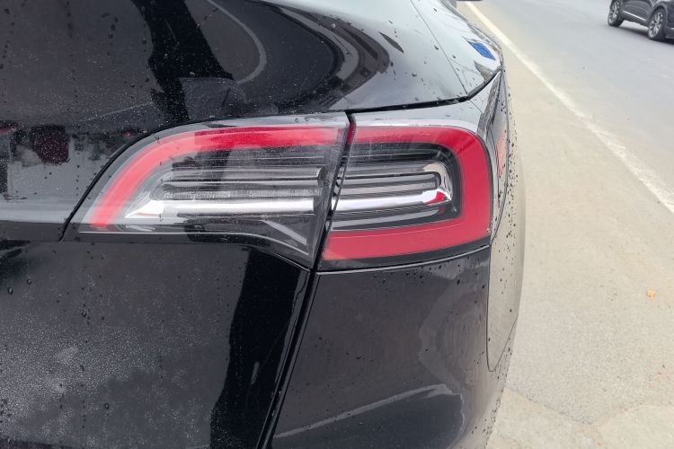 Used Tesla Model Y 2021 Standard Range Rear-Wheel Drive Version Right Rear Taillight