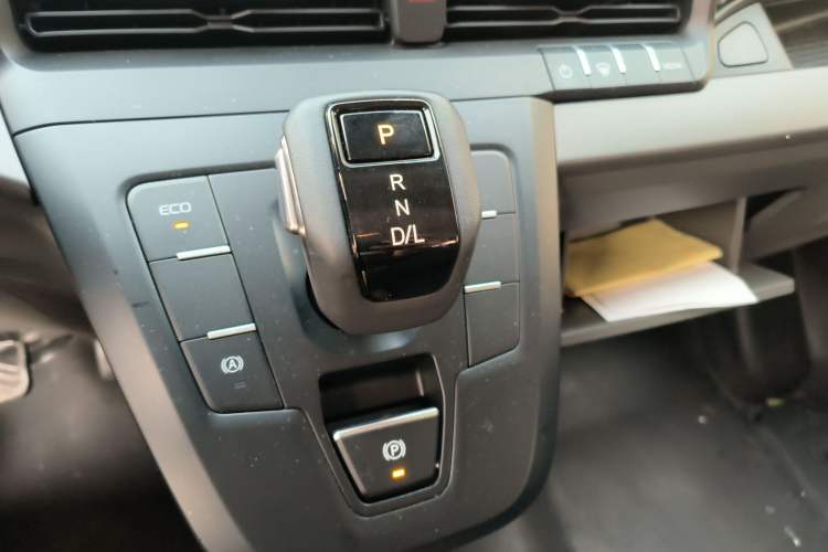 Used Ford Transit 2023 2.0T Gasoline Automatic Multi-Function Commercial Vehicle Short Wheelbase Mid-Roof Design 5/6 Seats
