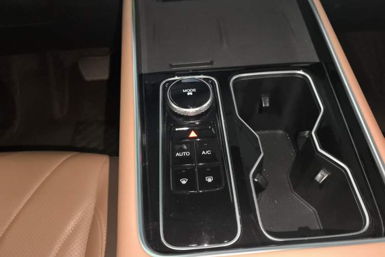 Used Chery Tiggo 8 L 2024 2.0T Two-Wheel Drive Prestige Version 5 Seats
