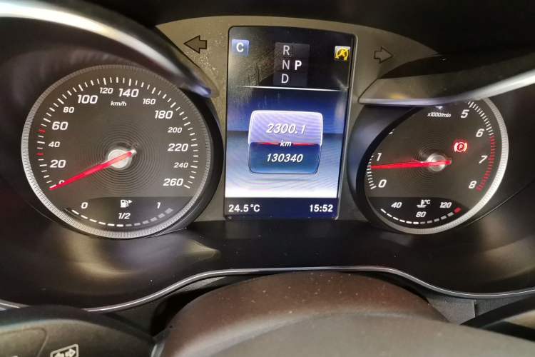 Used Mercedes-Benz GLC 2019 GLC 260 L 4MATIC Dynamic Model Odometer Close Up