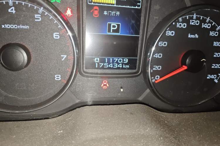 Used Subaru Outback 2013 2.5i Sport Edition Odometer Close Up