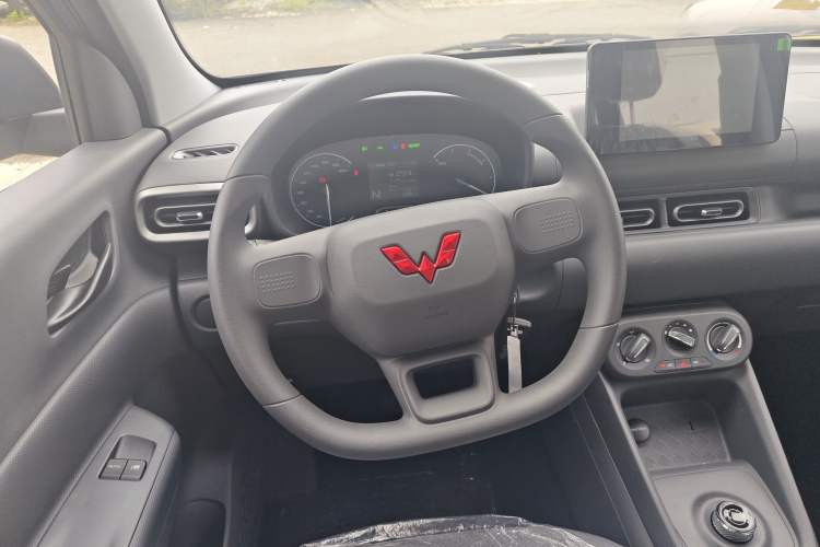 Used Wuling Hongguang New Energy 2024 All-Electric Model 300KM Standard Version Steering Wheel