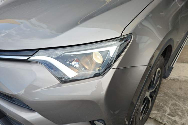 Used Toyota RAV4 2016 2.0L CVT Two-Wheel Drive Fashion Edition China V Standard