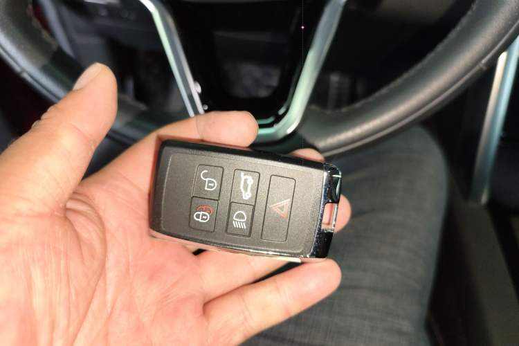 Used Land Rover Discovery Sport 2022 249 PS R-Dynamic SE Performance Tech Edition 5 Seats Interior 1