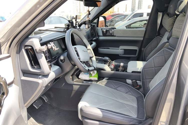 Used Formula Leopard 5 2023 Navigator Edition
