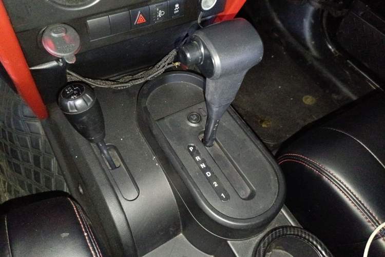 Used Jeep Wrangler 2010 3.8L Sahara two-door model Gear Lever