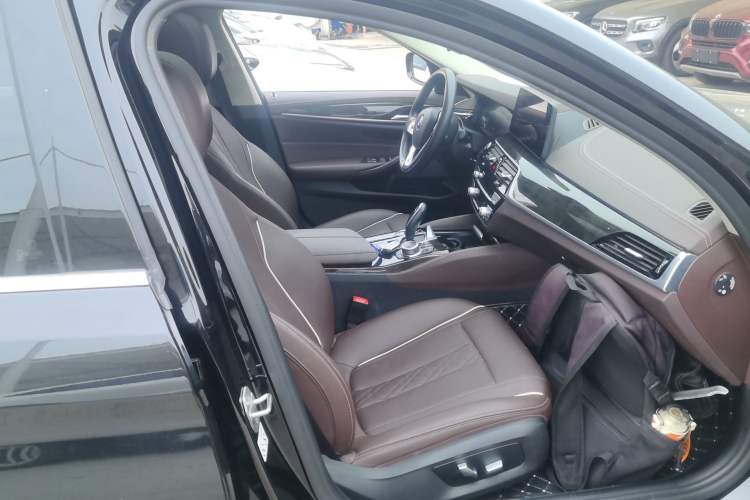 Used BMW 5 Series 2022 Restyled 525Li Luxury Package Right Front Seat