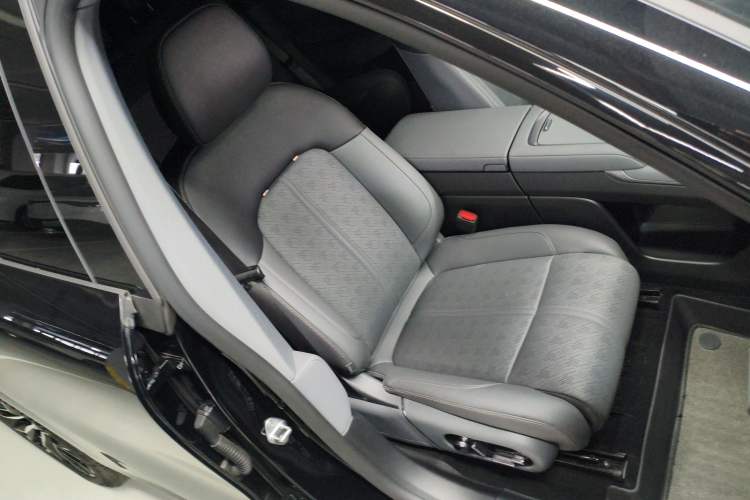 Used Zeekr 7X 2025 100 kWh Long-Range Rear-Wheel Drive with Intelligent Driving Features