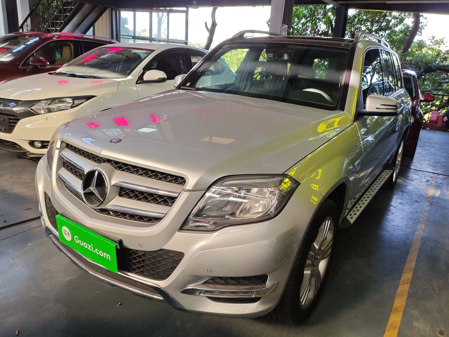 Под передней частью автомобиля