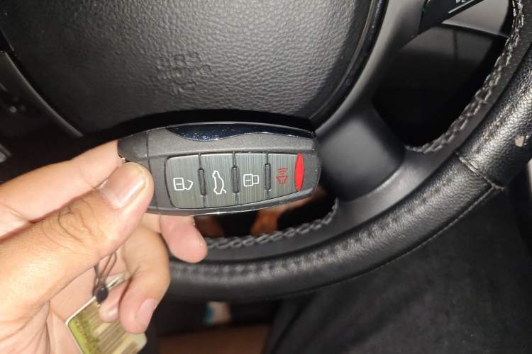 Used Haval H8 2017 2.0T Gasoline Two-Wheel Drive Smart Edition
