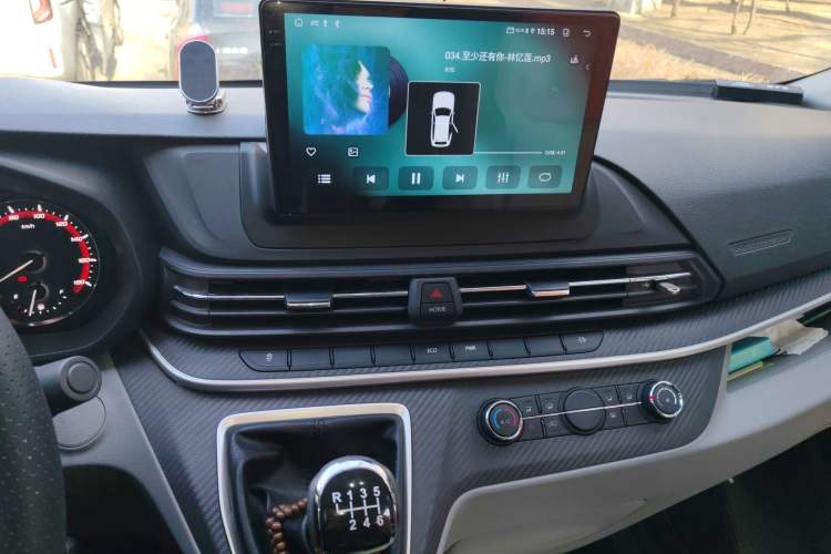 Used SAIC MAXUS Xintu V90 2022 2.0T Manual Zhiyun King Rear-Drive Long Wheelbase High-Roof with Single Rear Tire—6/7 Seats Audio And AC Panel