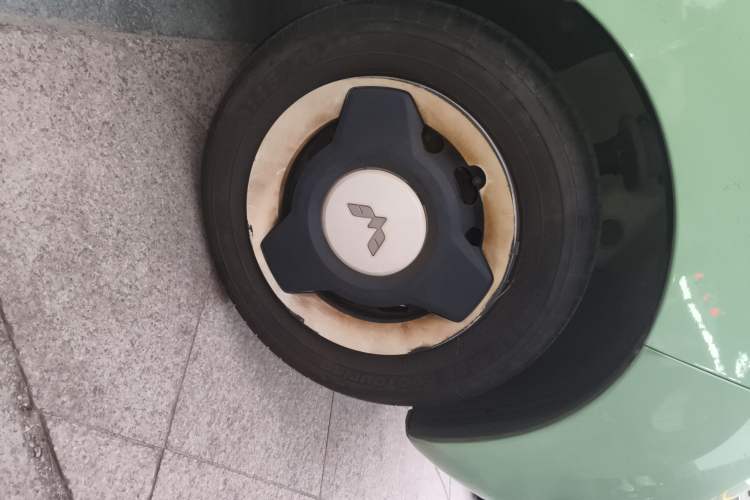 Used Wuling Hongguang MINIEV 2021 Macaron Fashion Model Lithium Iron Phosphate Right Front Wheel Hub