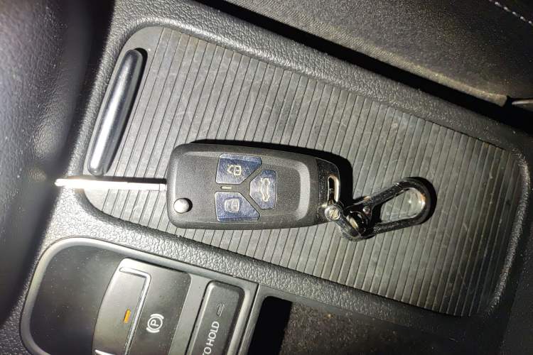 Used Volkswagen Tiguan 2017 300TSI Automatic Two-Wheel Drive Silk Road Luxury Edition Vehicle Key