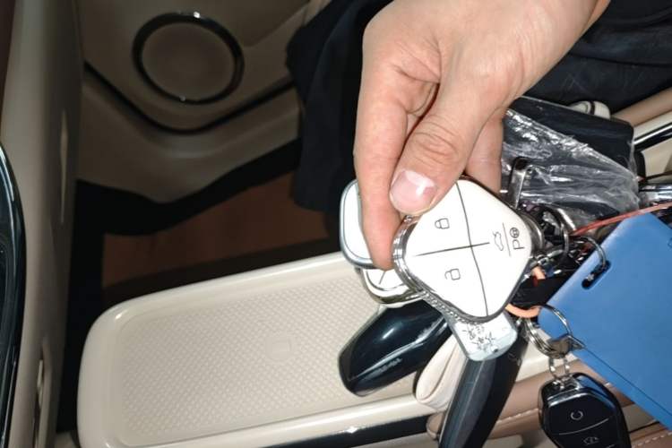 Used Wuling Bingo 2025 333 km Lingxi Connected Version Vehicle Key