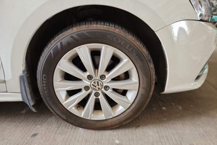 Used Volkswagen Sagitar 2015 230TSI Automatic Comfort Version Right Front Wheel Hub