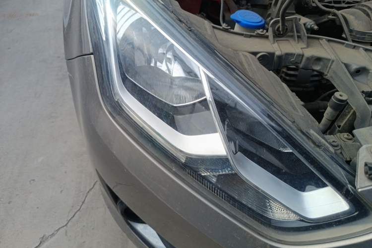 Used Ford Escort 2015 1.5L Automatic Fashion Model Right Front Headlight