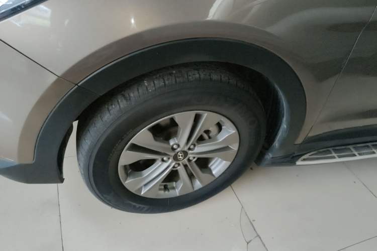 Used Hyundai Santa Fe 2015 2.4L Automatic Two-Wheel Drive Smart Version 5 Seats
