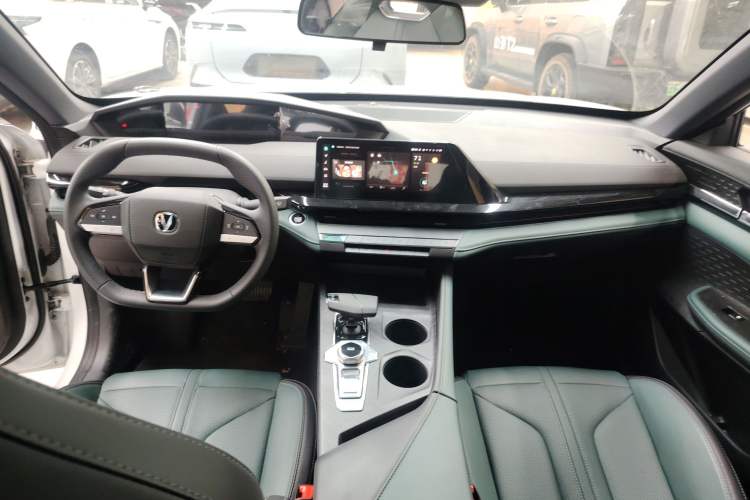 Used Changan UNI-V iDD 2024 Blue Whale Smart Electric iDD 136km ZhiKu Model
