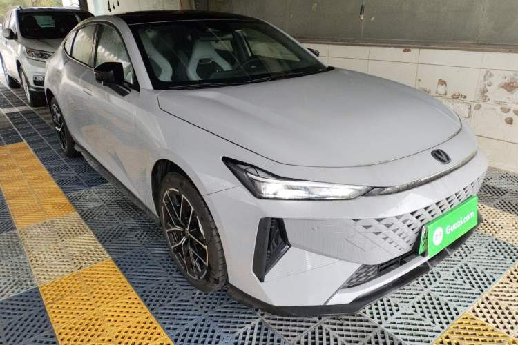 Used CHANGAN UNI-V iDD 2024 Blue Whale Smart Electric iDD 136km Luxury Model Exterior 2