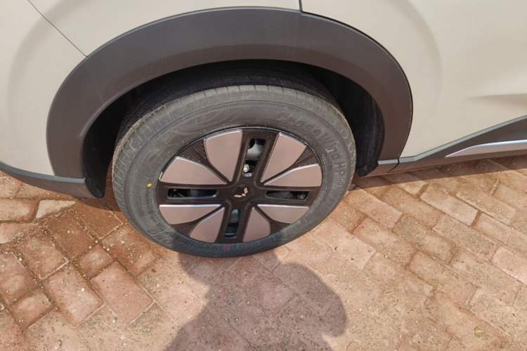 Used Wuling Bingo S 2025 Model 430km Deluxe Edition Right Rear Wheel Hub