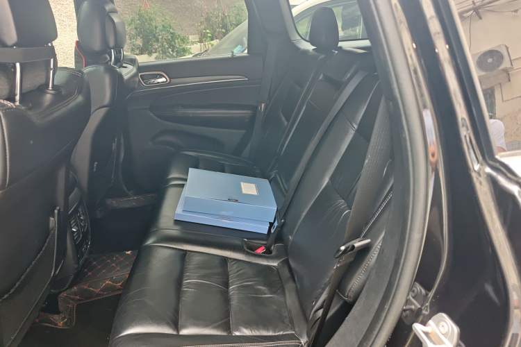 Used Jeep Grand Cherokee 2015 3.0L Comfort Navigation Edition Left Rear Seat