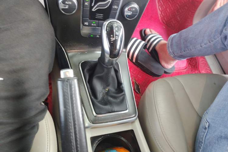 Used Volvo V40 2013 2.0T Zhiya Edition Gear Lever