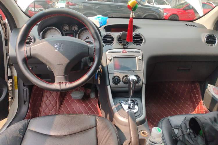 Used Peugeot 408 2011 2.0L Automatic Comfort Edition Center Console