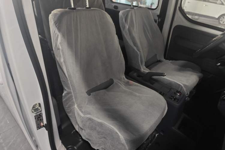 Used Wuling Yangguang 2025 Model 310KM Bus Edition—Customized by CATL Right Front Seat