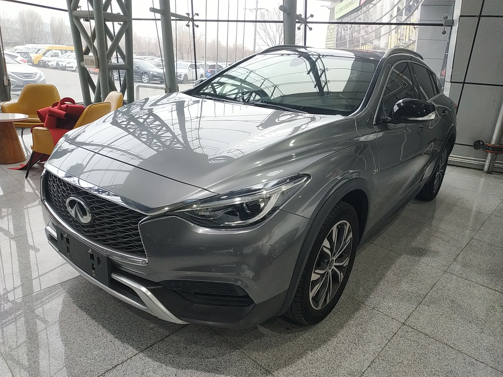 تحت مقدمة السيارة