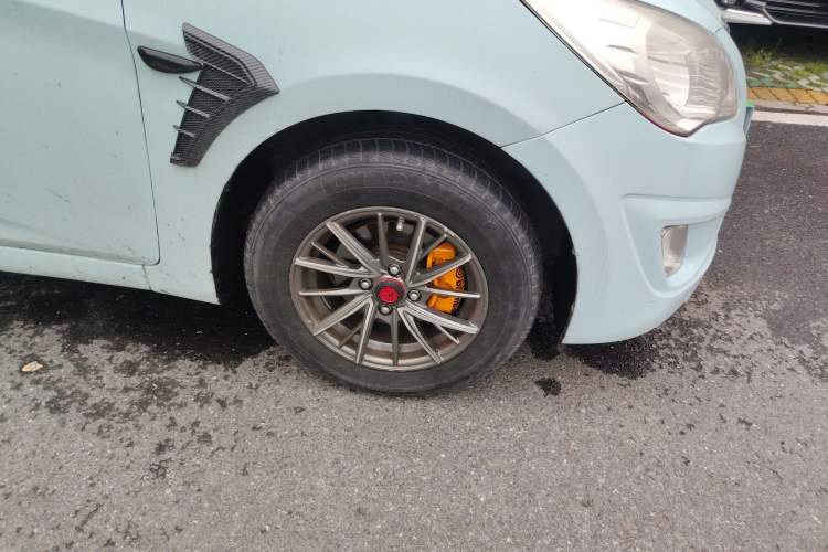 Used Hyundai Verna (older generation) 2010 Sedan 1.4L Automatic Fashionable GT Model Right Front Wheel Hub