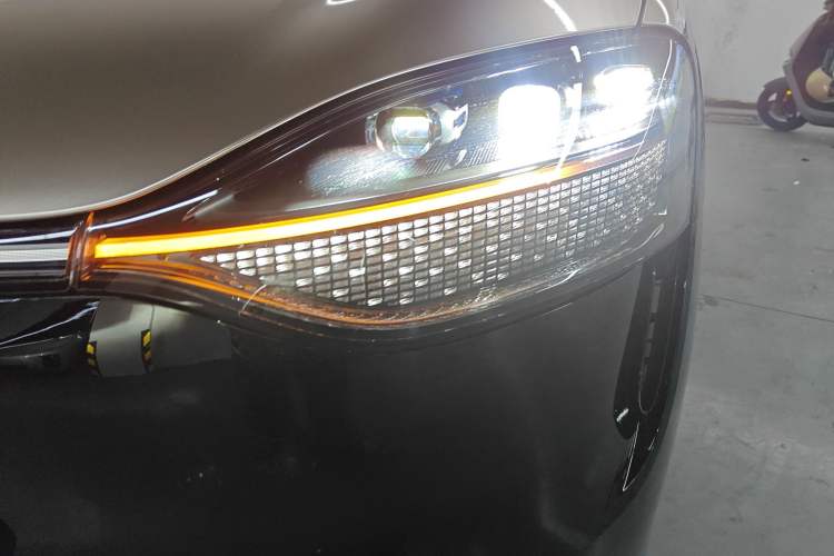 Used Hima AITO M9 2025 All-Electric Ultra Version 100 kWh 5-Seater Model Left Front Headlight
