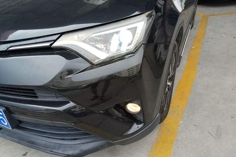 Used Toyota RAV4 2019 2.0L CVT Two-Wheel Drive Luxury Version China VI Standard
