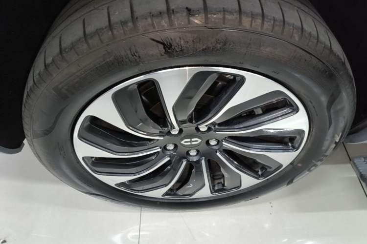 Used Hima AITO M7 2024 1.5T Rear-Drive Plus Version 5 Seats Right Rear Wheel Hub