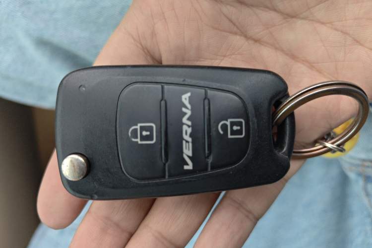 Used Hyundai Verna (older generation) 2011 Hatchback 1.4L Automatic Comfort Model GS Vehicle Key