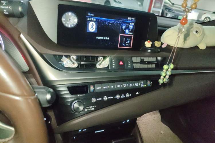 Used Lexus ES 2020 300h Premier Edition Audio And AC Panel