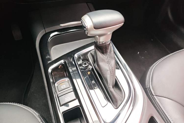 Used GAC Trumpchi GA6 2016 235T DCT Luxury Edition Gear Lever