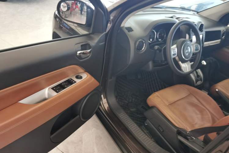 Used Jeep Compass 2014 2.4L four-wheel drive luxury version
