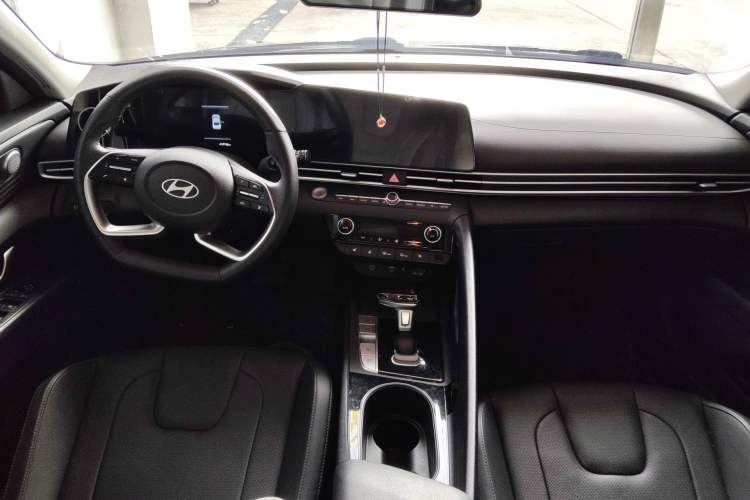 Used Hyundai Elantra 2023 1.5L CVT LUX Prestige Edition Center Console