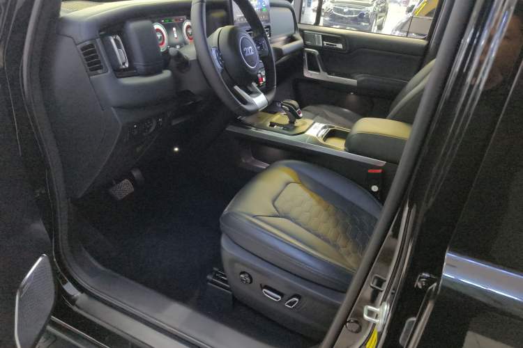 Used 212 T01 2024 2.0T Explorer
