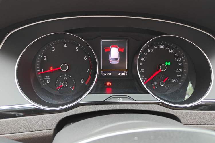 Used Volkswagen Variant 2016 380TSI Two-Wheel-Drive Style Edition Odometer Close Up