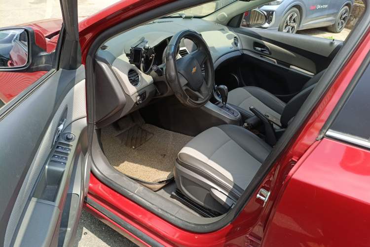 Used Chevrolet Cruze 2013 1.8L SE AT Driver Seat